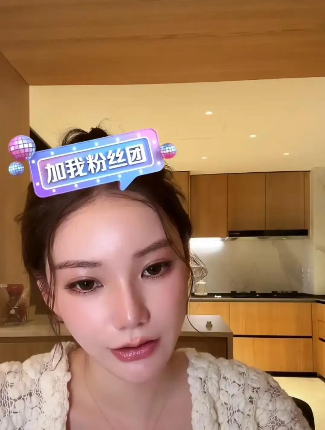 万人围观，她却说“我一点都不开心”
 
马小梅的直播间常年过万。弹幕刷得飞快，她