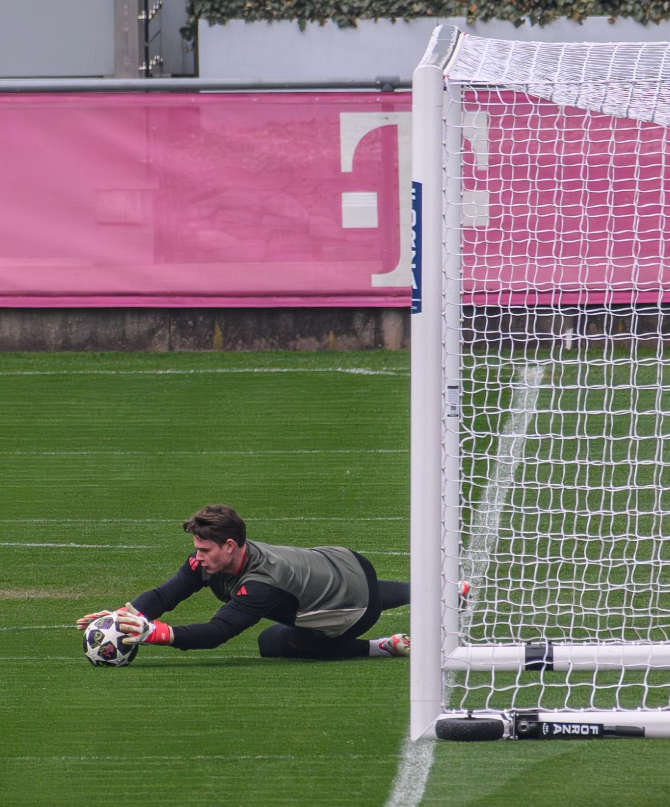 乌尔比希与守门员教练雷施纳一起进行了最后一次训练，并准备参加今晚对阵亚特兰大的比