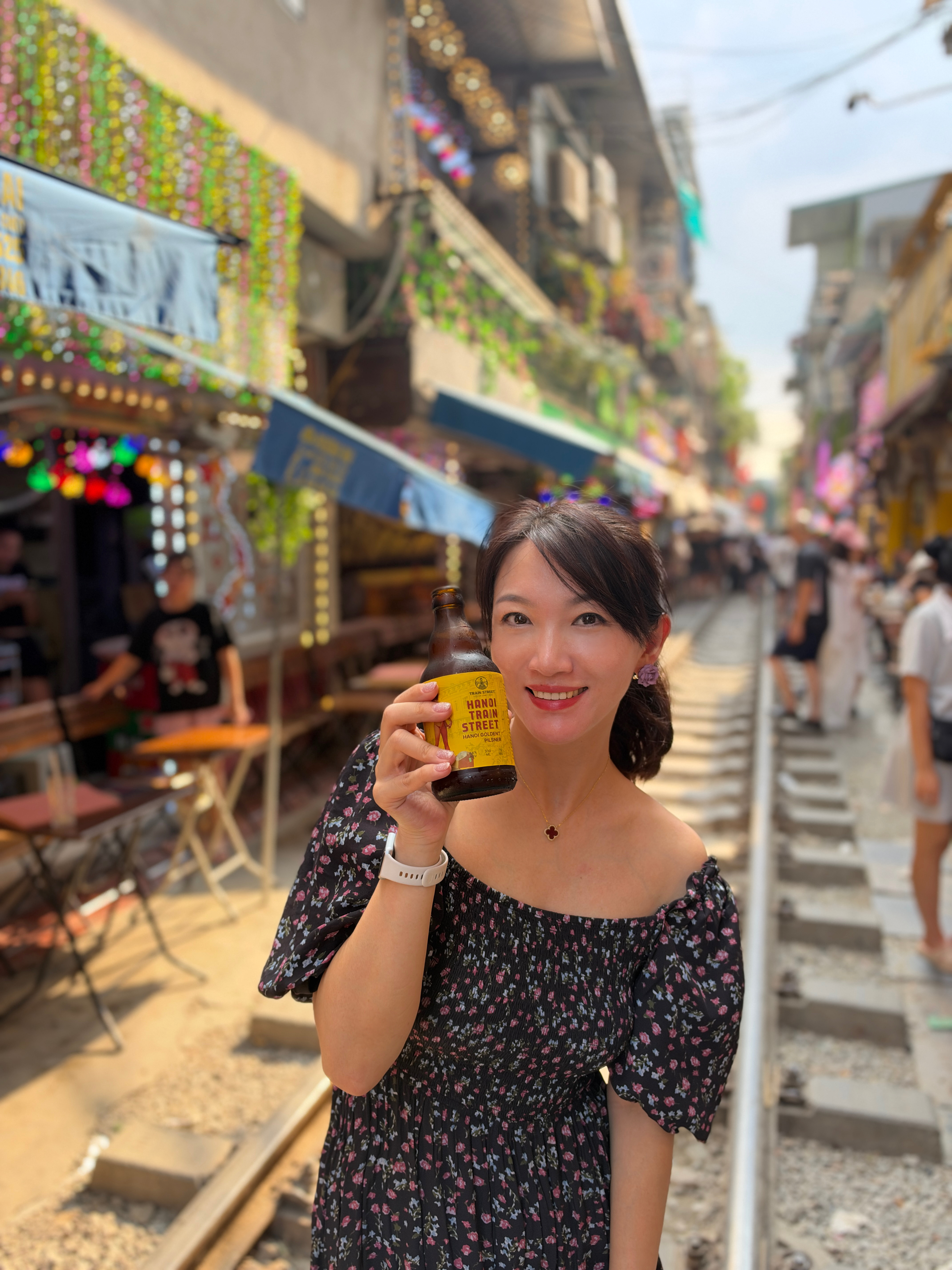 我本来奇怪，过个火车有啥稀奇的呢？还成个景点了？来到火车街明白了，所有人都翘首以
