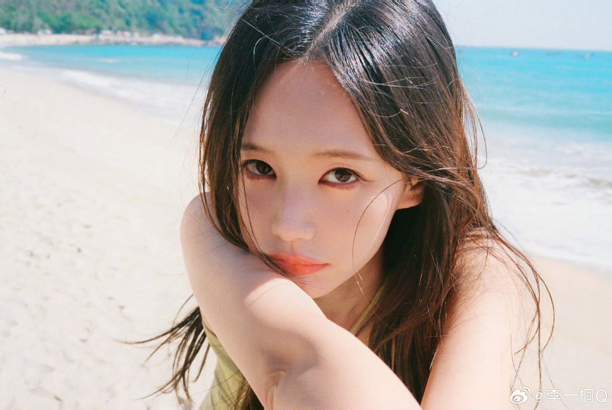 李一桐海边大片 海边大片掉落🥥这个夏天和🍐一起过就够啦