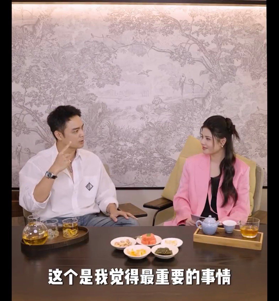 #明道说直播能让粉丝的爱得到回应##明道谈跟粉丝的关系#采访中明道坦言，虽然出道