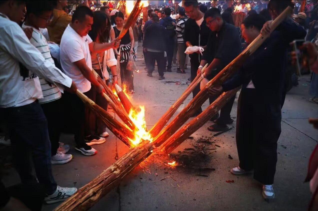 一年一度云南大理火把节，今年的大理非常热闹，大家点球火把，祛除邪祟，比心另外说一