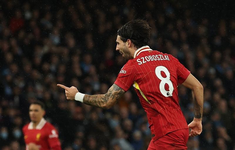 索博斯洛伊就不一样，索博虽然脚下不够细，但有那种传统中场所有的特质，体力好，覆盖