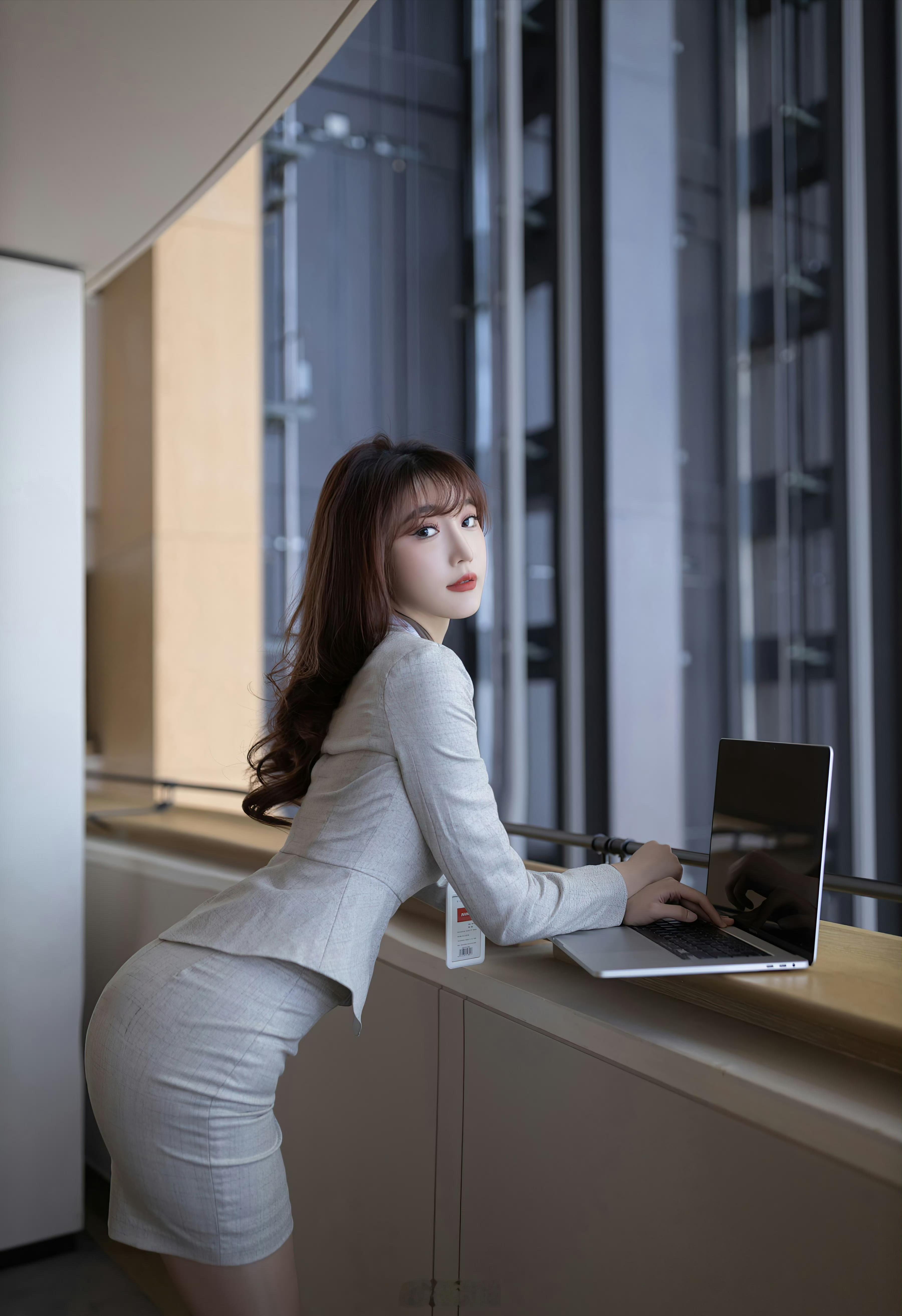 工作状态下的女孩 ​​​
