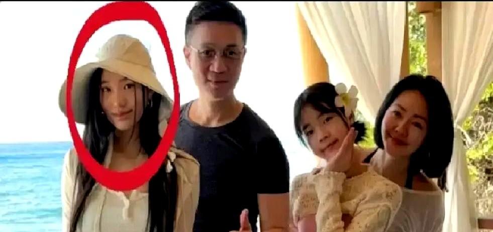 女儿穿得越来越“大人”，当爸的非但不拦，还一边夸她脸小，动作亲昵。

这画面让不