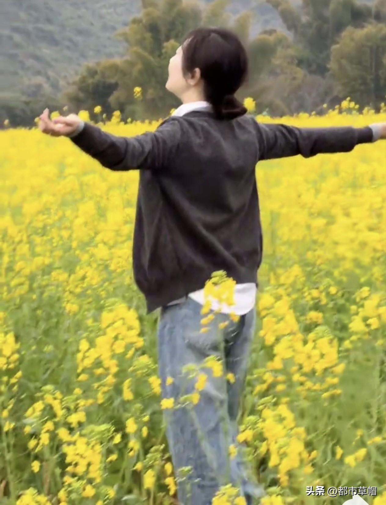 小时候觉得再平常不过的油菜花，现在在人们眼里和心中是一道美丽的风景。总有那么多人