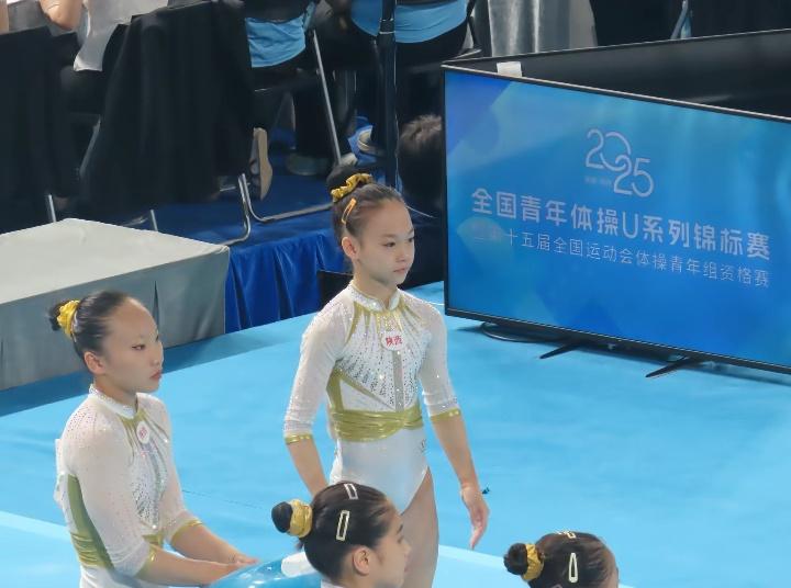 一群小体操选手在比赛场地准备。温柔可爱的女生你喜欢吗? 体操女运动员 体操少女照