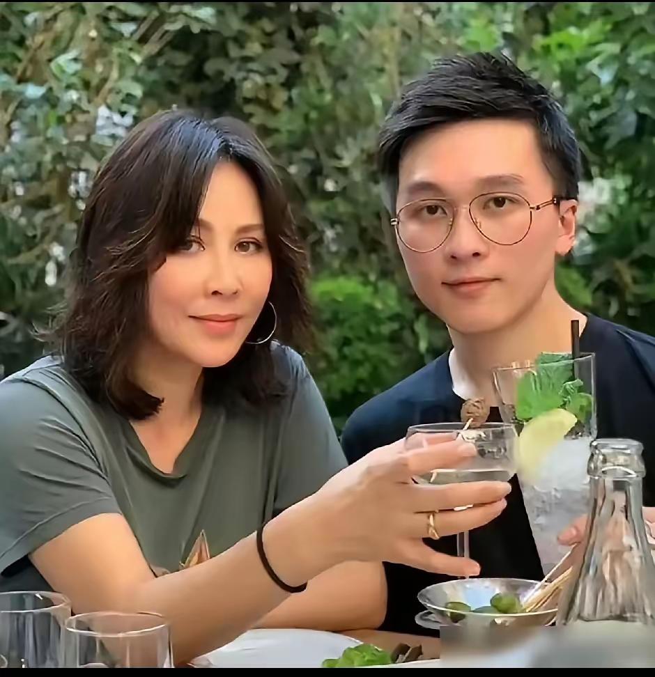 同样是养侄子，刘嘉玲收获的是敬畏，刘晓庆却是恶意。为何？其实两人的性格就已注定。