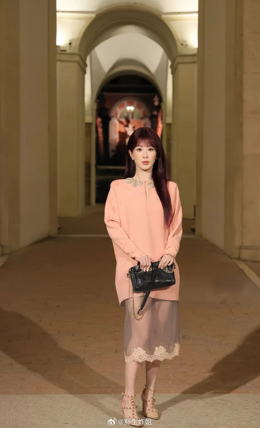 杨紫看秀生图来啦 大家觉得这个发色咋样杨紫罗马看秀g社生图