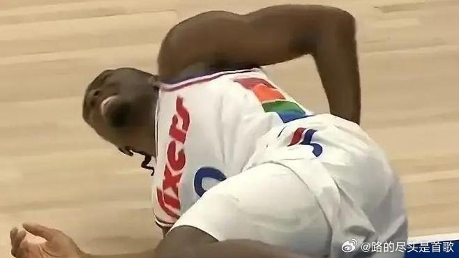 《罗斯的悲剧在马克西身上再次上演！   当年季后赛，公牛队在季后赛对阵76人队。