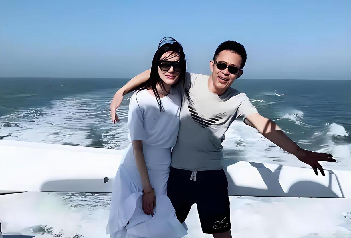 侯勇和三婚妻子王瑞游艇出海这一幕太松弛！
面对辽阔大海，二人彻底放飞自我，尽情享