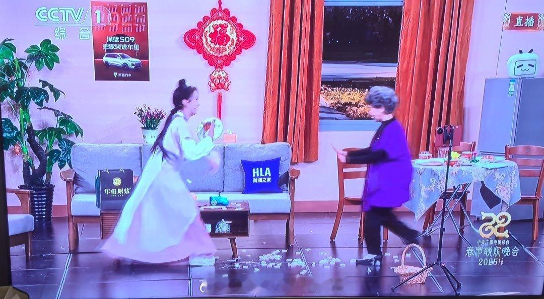春晚  问:画面里回报了几个客户？ 