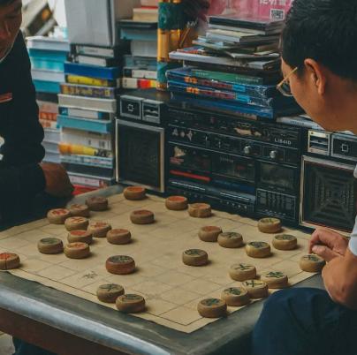1956年上海，象棋泰斗杨官璘设擂百日未尝一败，却在离沪前夜被16岁少年两度击败