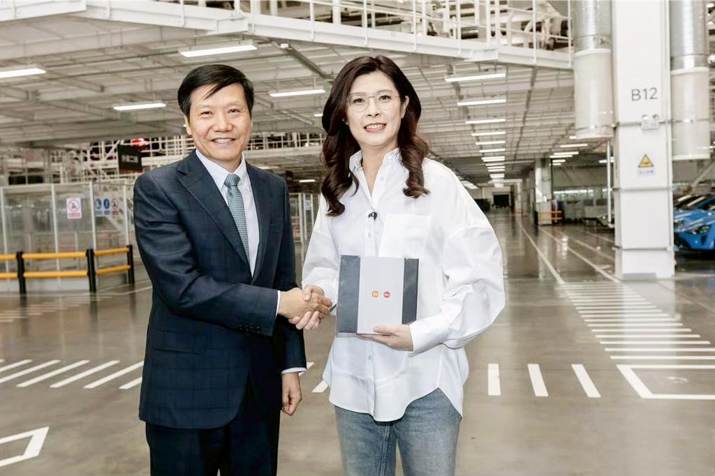 雷总笑得总是有些腼腆，没想到旁边的郑丽文这么高挑白皙，雷总都被反主为客了。大家猜