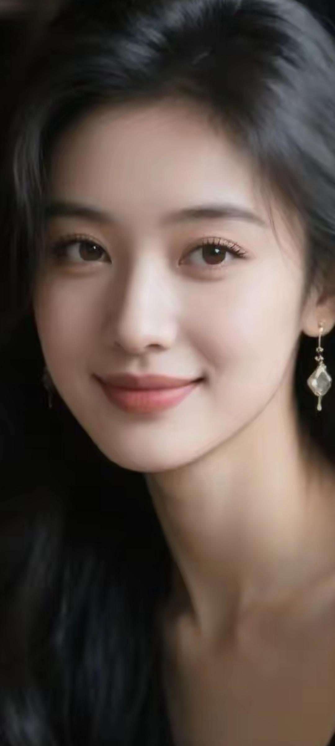 温柔甜美的微笑，精致的耳饰，散发着优雅的光芒。