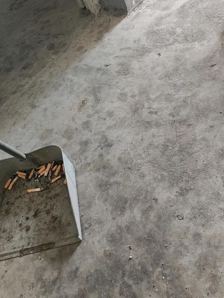 手机充完电要不要拔插头我觉得一定要拔，特别是非原装充电器，有安全隐患