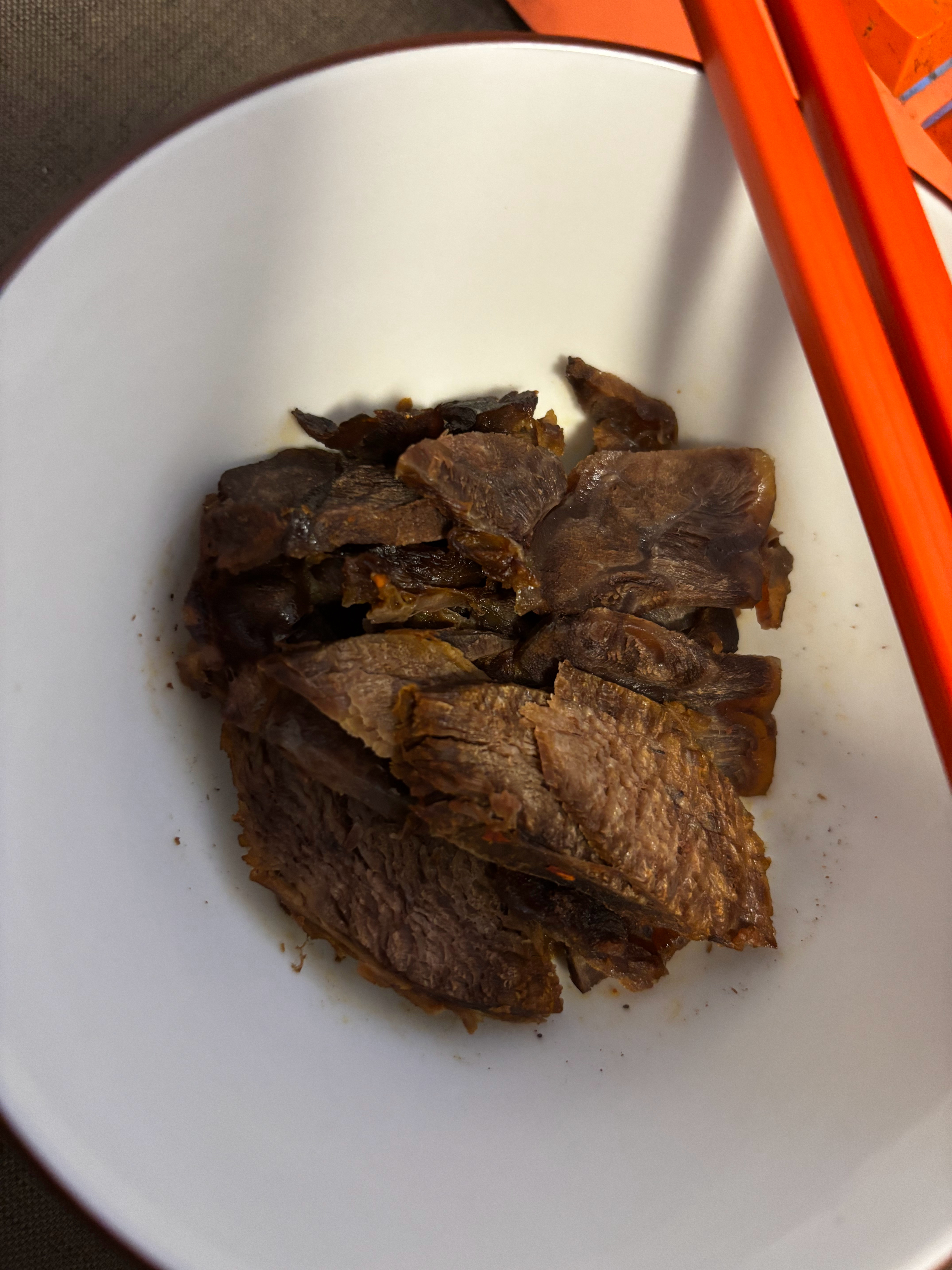 每天晚上打球回来都很饿，但是又不想吃碳水。所以让老婆卤了牛肉在冰箱里冻着，饿了就