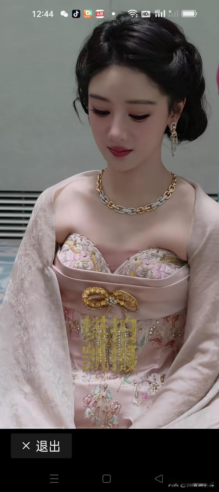 这身礼服勒得紧紧的，看着都替美女难受，穿着能舒服吗？不知道设计师是怎么设计的？