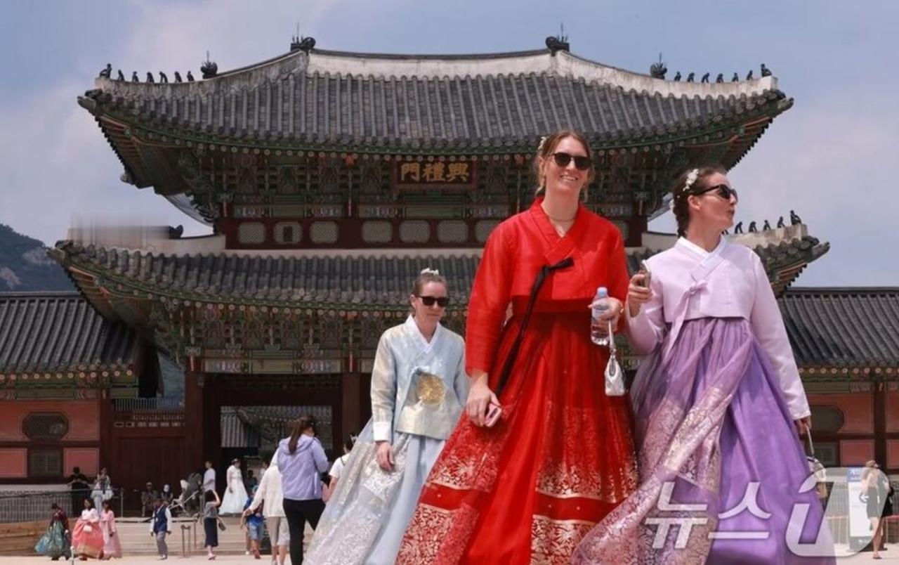 【上半年千万外国游客在韩消费12万亿韩元，韩国流通业迎来“海外特需”热潮。】8月
