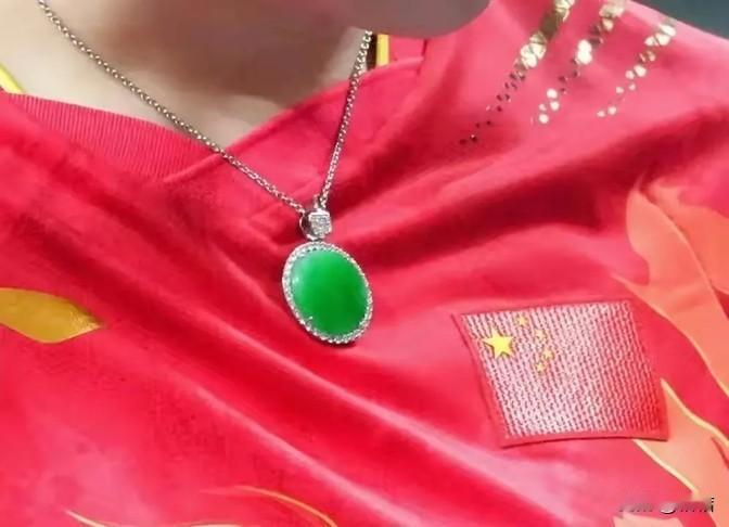 玉坠对决陈梦，战绩骄人，赞声如潮！关于玉坠，热议话题不断！有人说只值几千元，而有