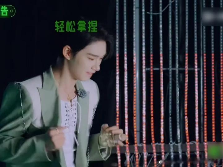 丁程鑫教金靖跳舞金靖被丁程鑫跳舞帅到尖叫 金靖想让丁程鑫教她几个动作，结果看完示