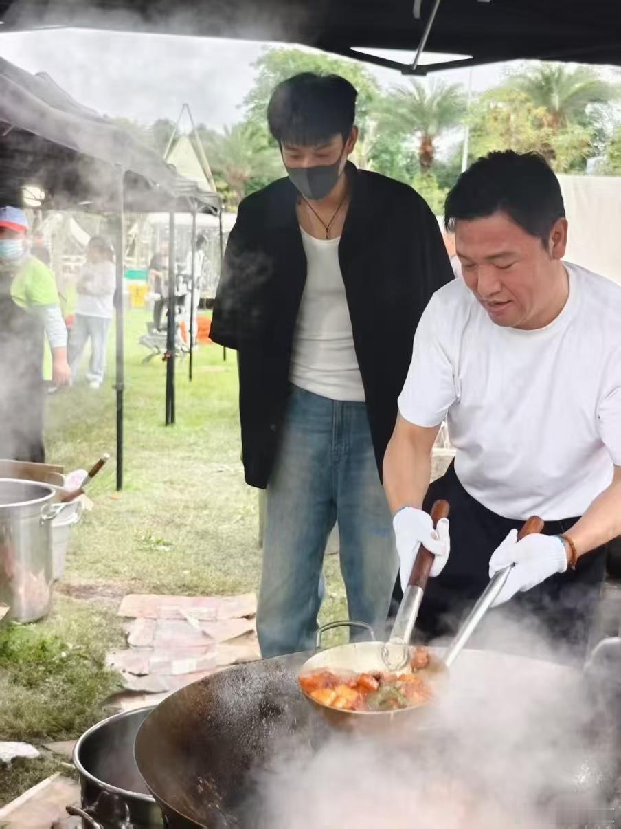 王子奇上贾冰的厨艺大师课王子奇综艺剧组双厨狂喜 王子奇上贾冰的厨艺大师课，看得出