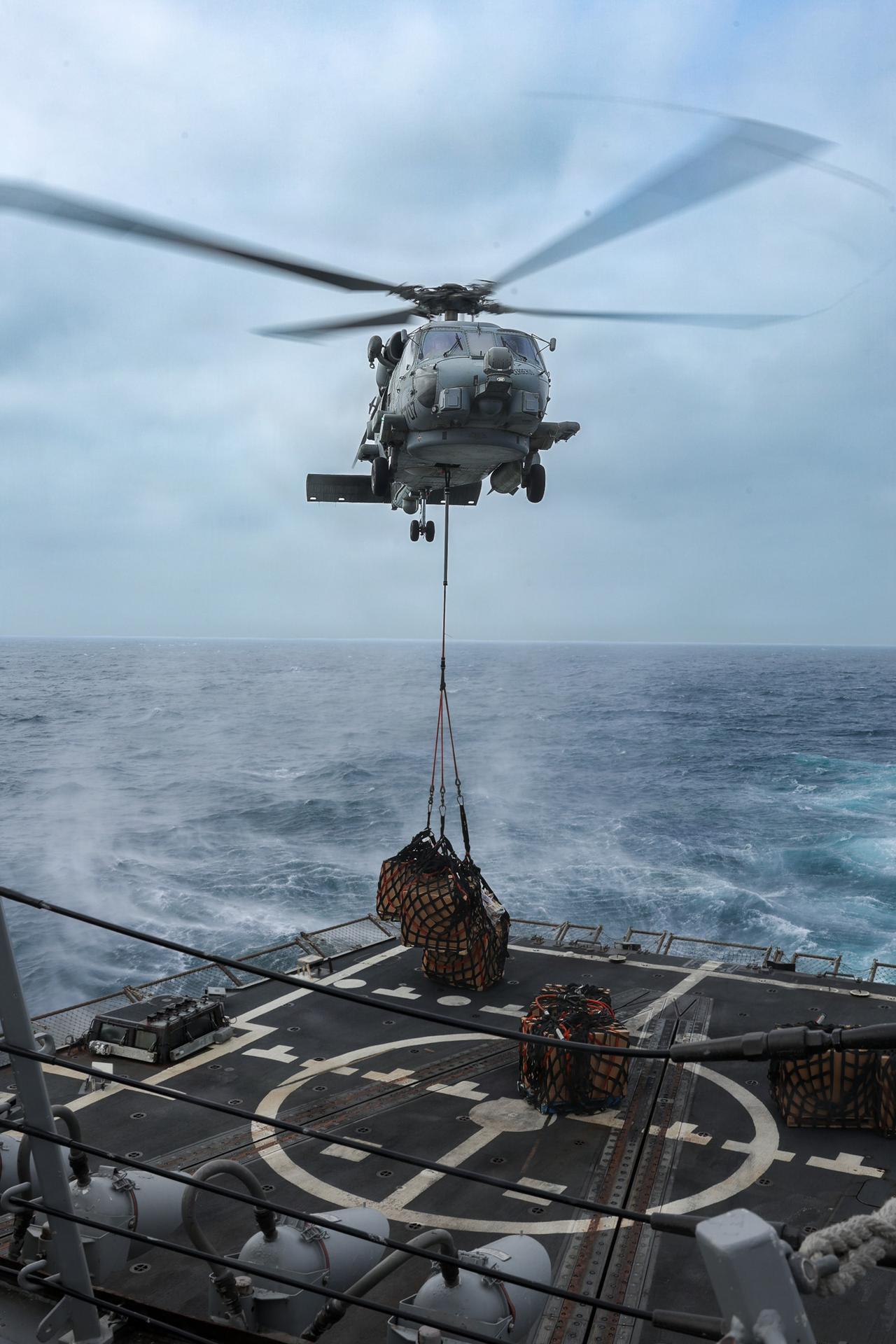 美军中央司令部对外发布现场影像，记录 MH-60R “海鹰” 多任务舰载直升机在