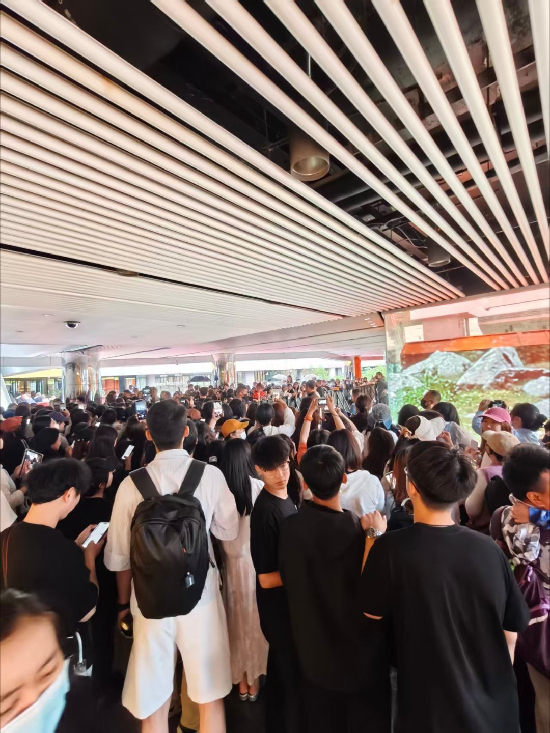 此沙三里屯活动人气此沙线下人气此沙人气比北京雨还大三里屯此沙活动人气太旺了😭人