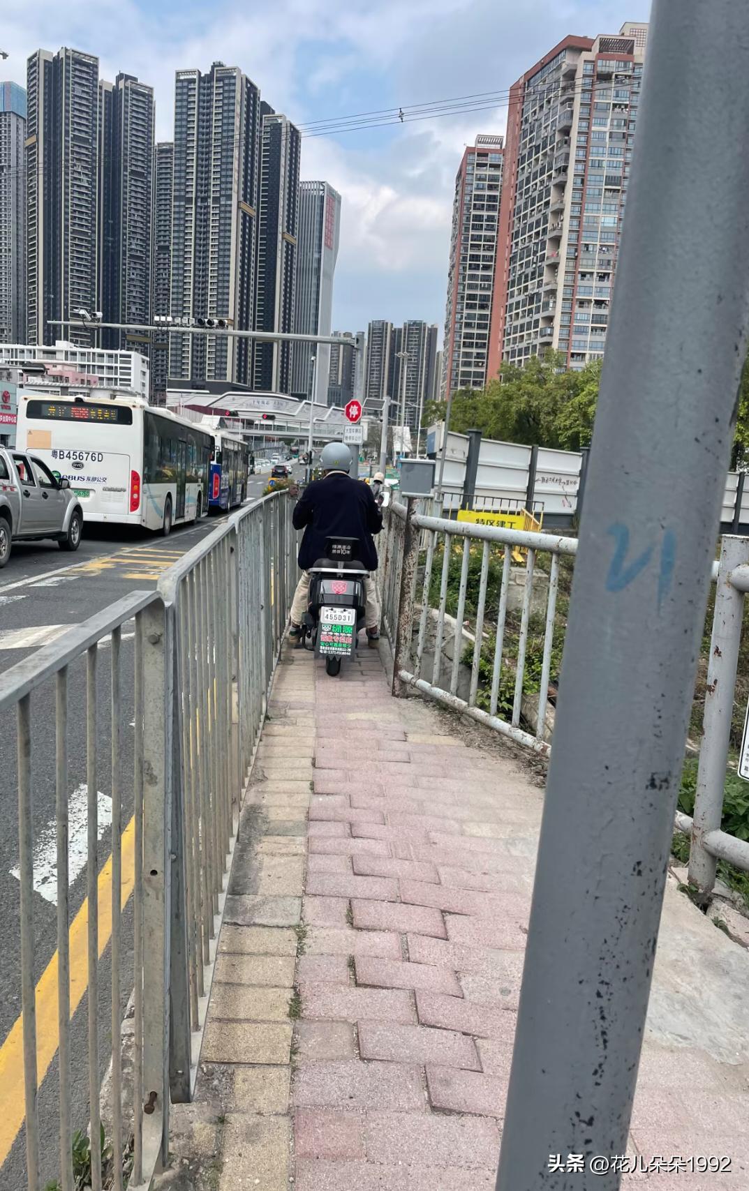 这压根儿不是给电动自行车走的吧！应该是人行道，越看越怪