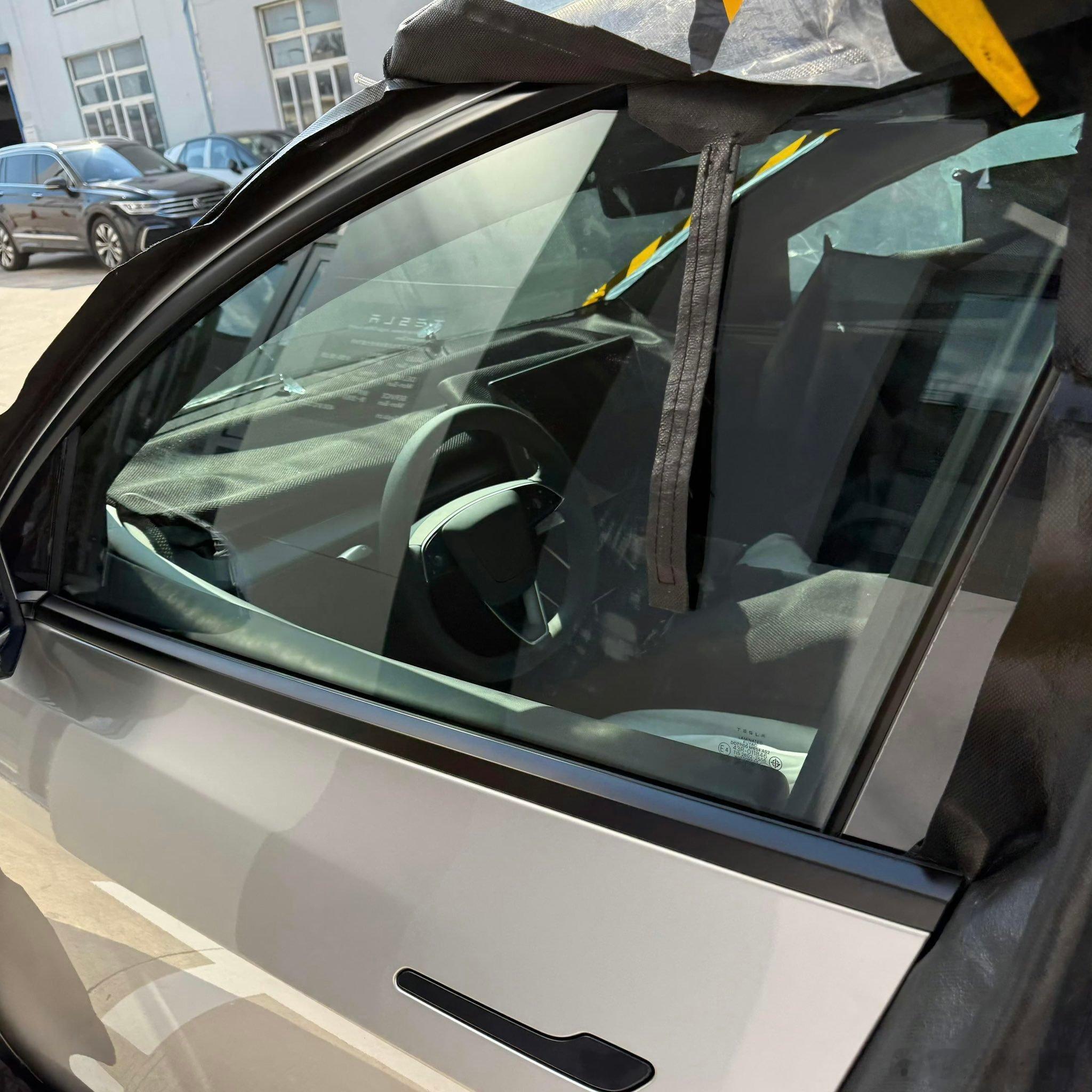 特斯拉 Model Y L 内饰谍照都爆出来了。 可以看到：- 全新的前排座椅，
