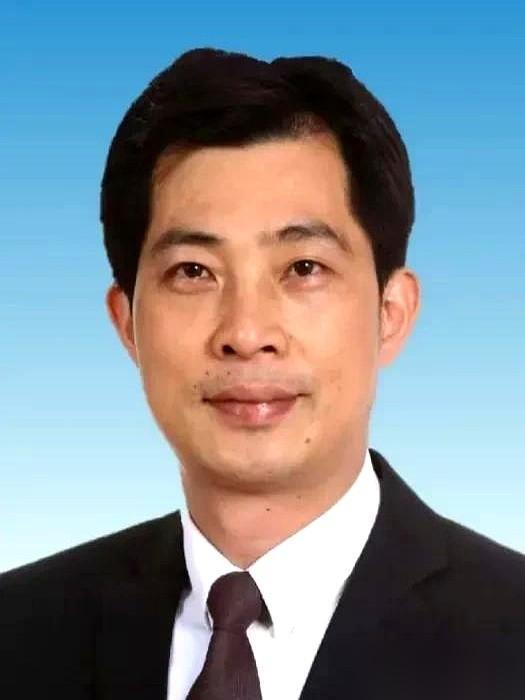 关于钟发亮主动交代的通报一出，一张充满反差的拼图被彻底掀开。

我在高校行政岗待