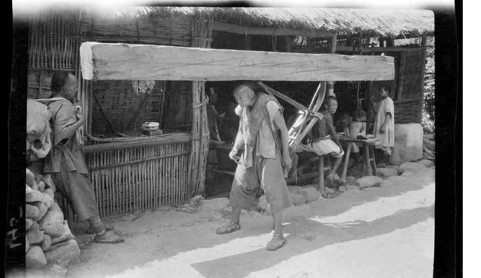 1917，四川成都，都江堰市灌县，木头搬运工。