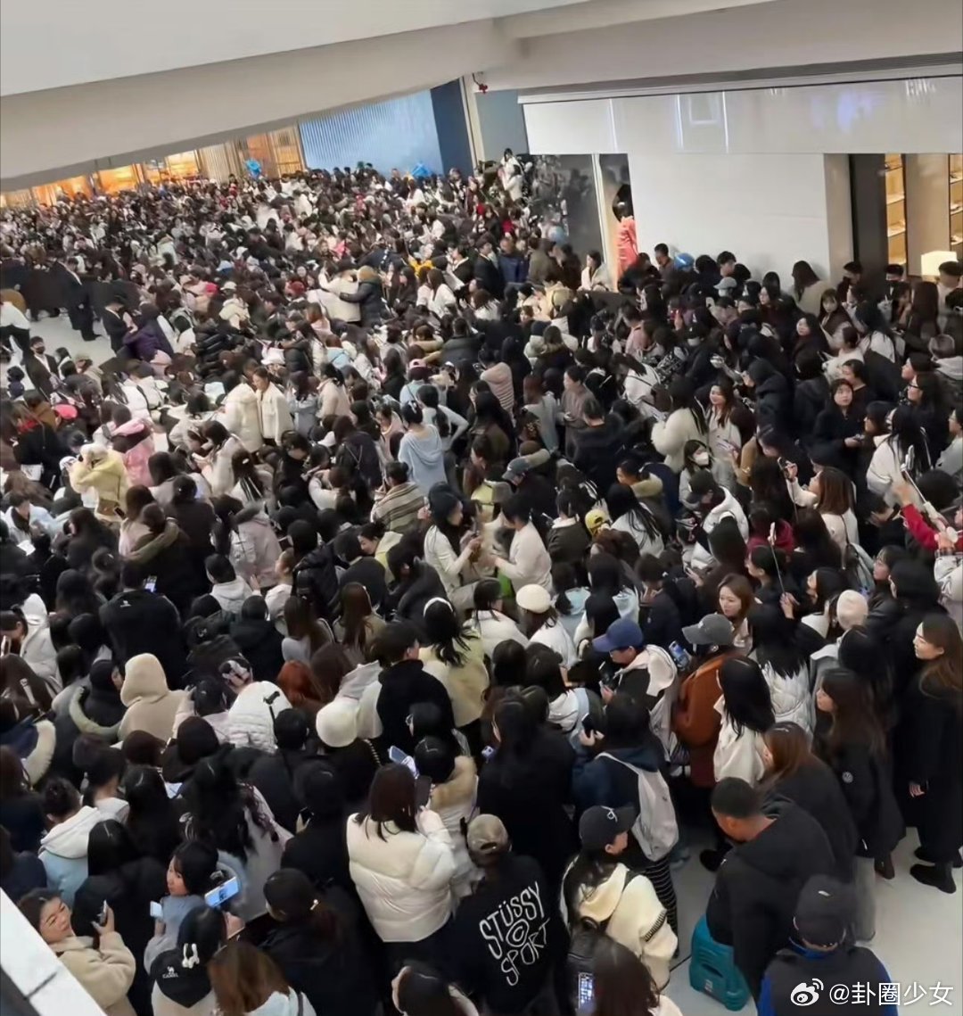张凌赫南宁线下活动人山人海张凌赫南宁活动人山人海从现场实况就能感受到爆棚人气，人