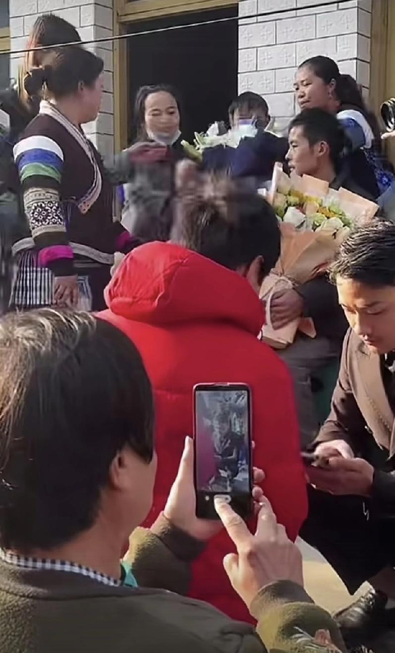 荒野刀疤哥不明就里的还以为刀疤哥英雄归来，衣锦还乡，升官发财了[我想静静][我想