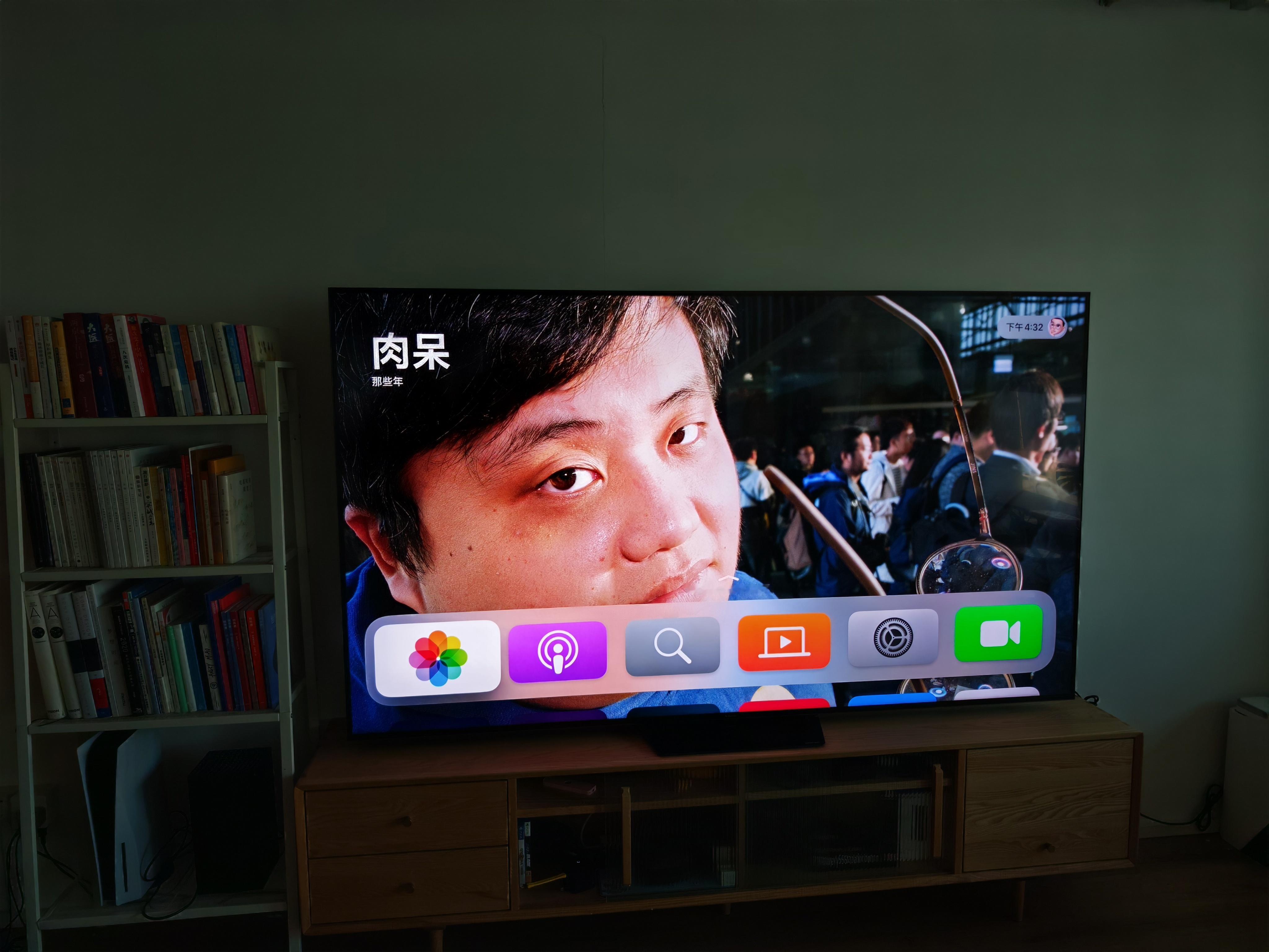 冯伟文办公室的电视上……铁暗恋 