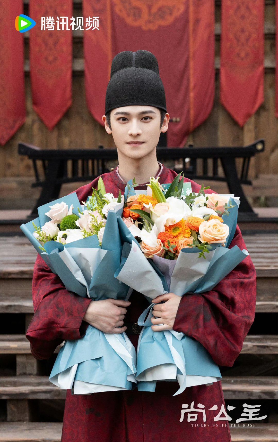 全伊伦尚公主杀青捧花照 全伊伦尚公主杀青照 全伊伦尚公主杀青照 