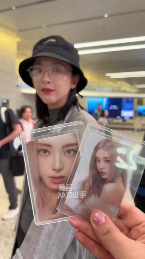 带申有娜的小卡去见黄小蕾网友带申有娜小卡去见黄小蕾胆子肥嘟嘟的！粉丝携申有娜小卡