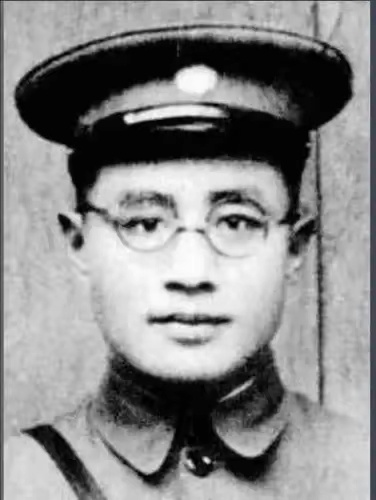 历史知识 南昌起义时，刘伯承担任前敌委参谋长。起义失败后，刘伯承出走香港，不久后