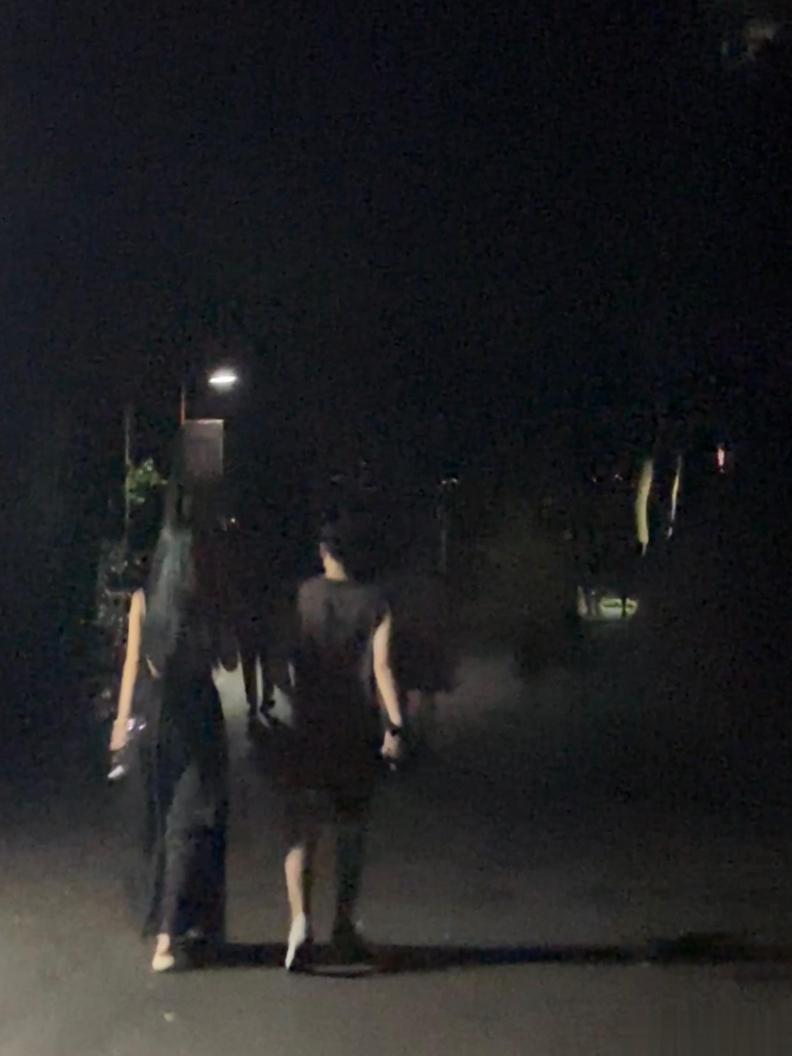 欣在后面鬼鬼祟祟拍哒嘿嘿睡觉咯 晚安💤 ​​​