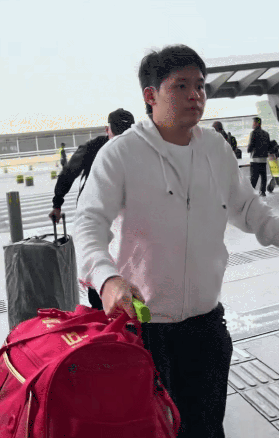 林诗栋出发亚锦赛，一段时间不见感觉胖了一点点，看着林诗栋推着绿色的行李箱，和红色