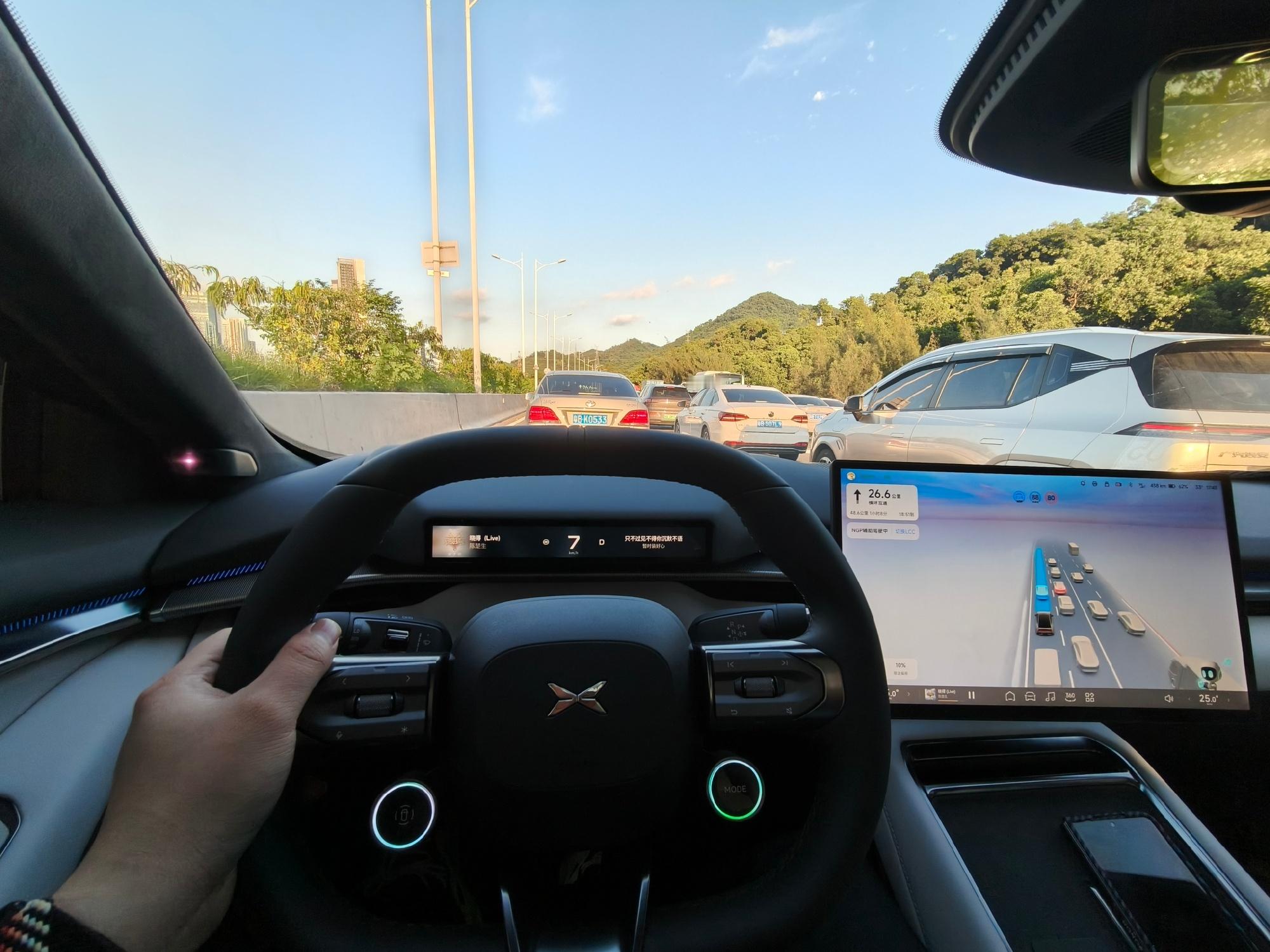 小鹏新P7比较低矮的坐姿有种在开跑车的感觉，贴地飞行你们懂吗？好开爱开，每天摸摸