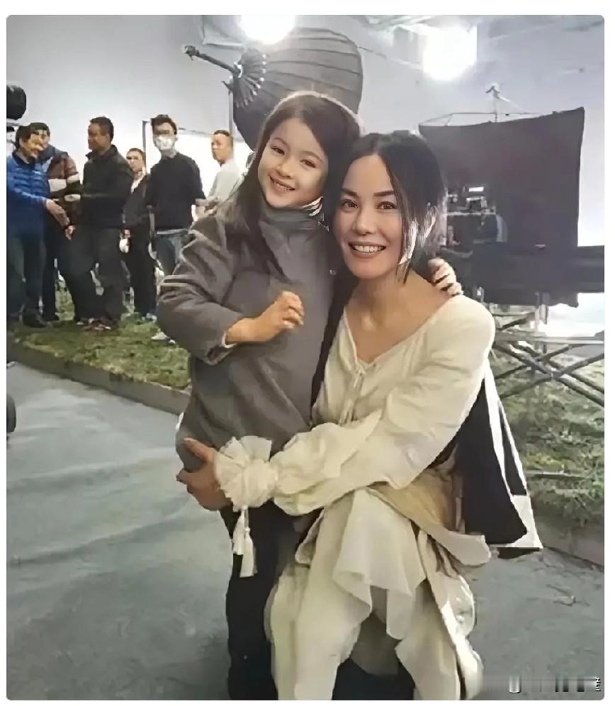 一早刷到王菲那条微博。
配的远山蓝天图，文字是“孩子她爸，现在好了”。


这两