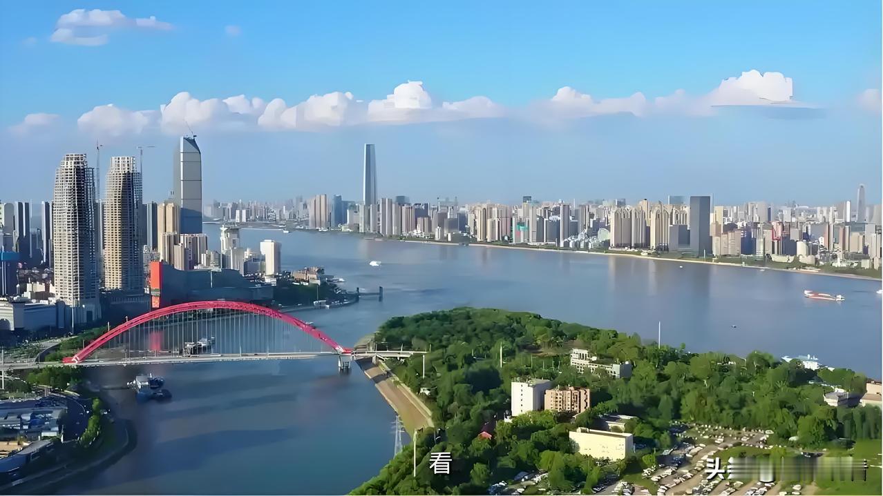 奋进江城共筑新篇：武汉的冬日暖意，藏在成绩单与烟火气里！
 
12月的武汉寒风虽