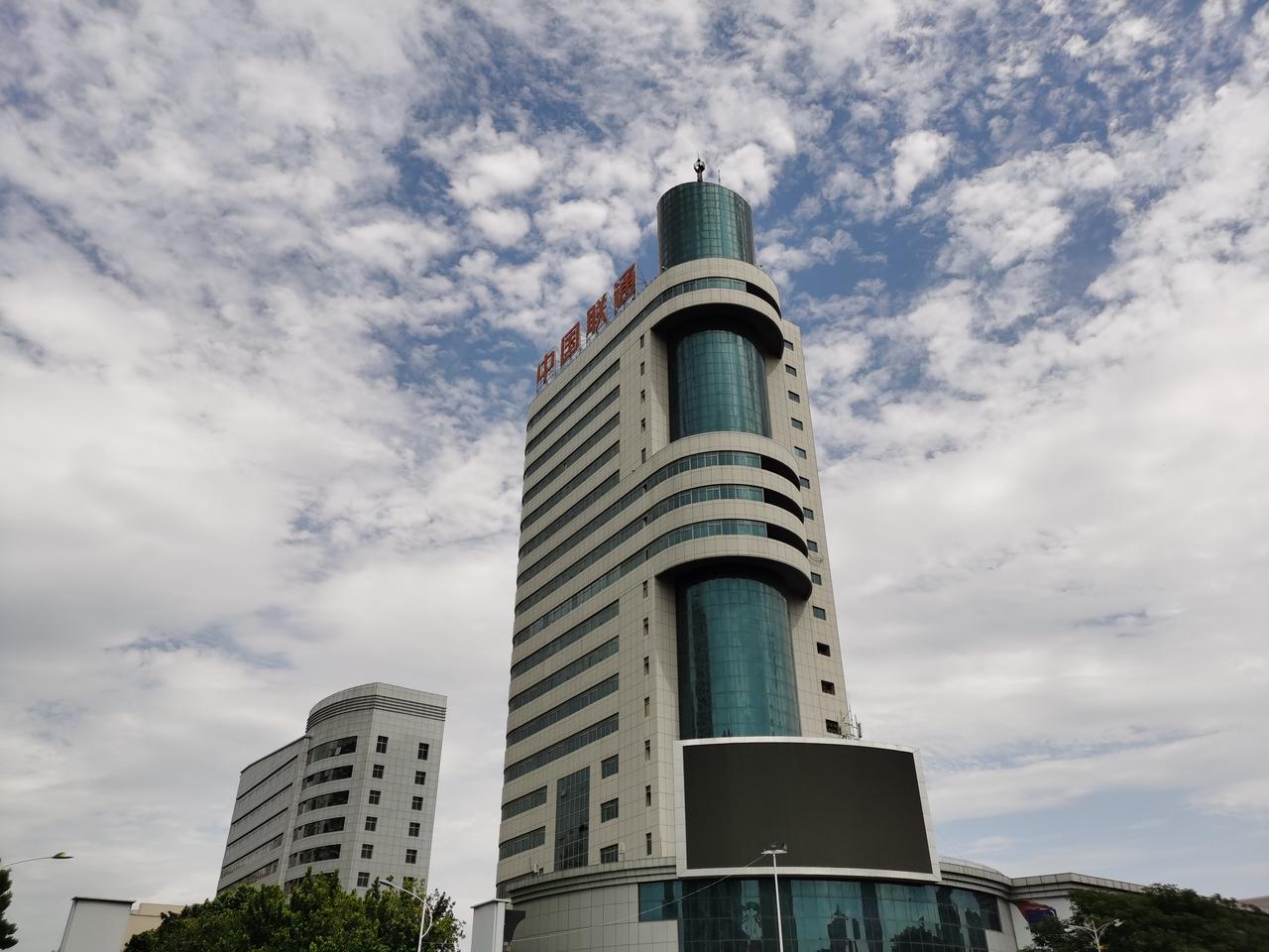 实话实说，当下的建筑几乎清一色的“火柴盒”，没有特色，没有美感。
然而，中国联通