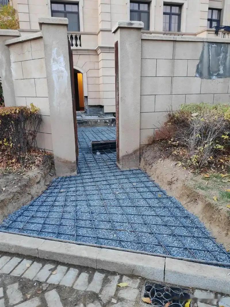 庭院地面硬化需要注意什么?
现在大家对庭院建设都非常重视，这是作为一个庭院设计师