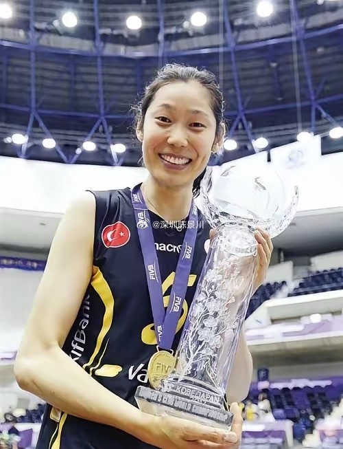 朱婷接班赖亚文？排坛登顶从无捷径不少球迷始终抱有一份期待：等朱婷退役深耕排坛，能