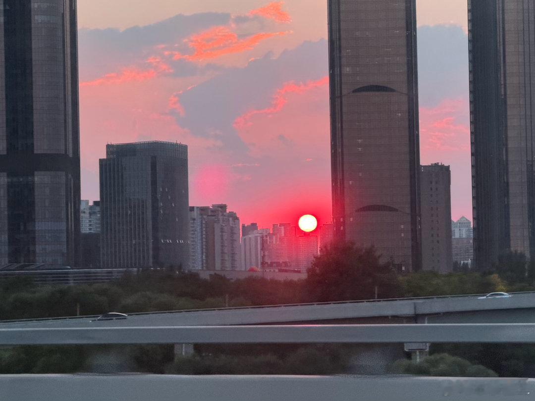 火红的太阳刚落山，一下就红透了半边天！生活手记夕阳[超话] ​​​