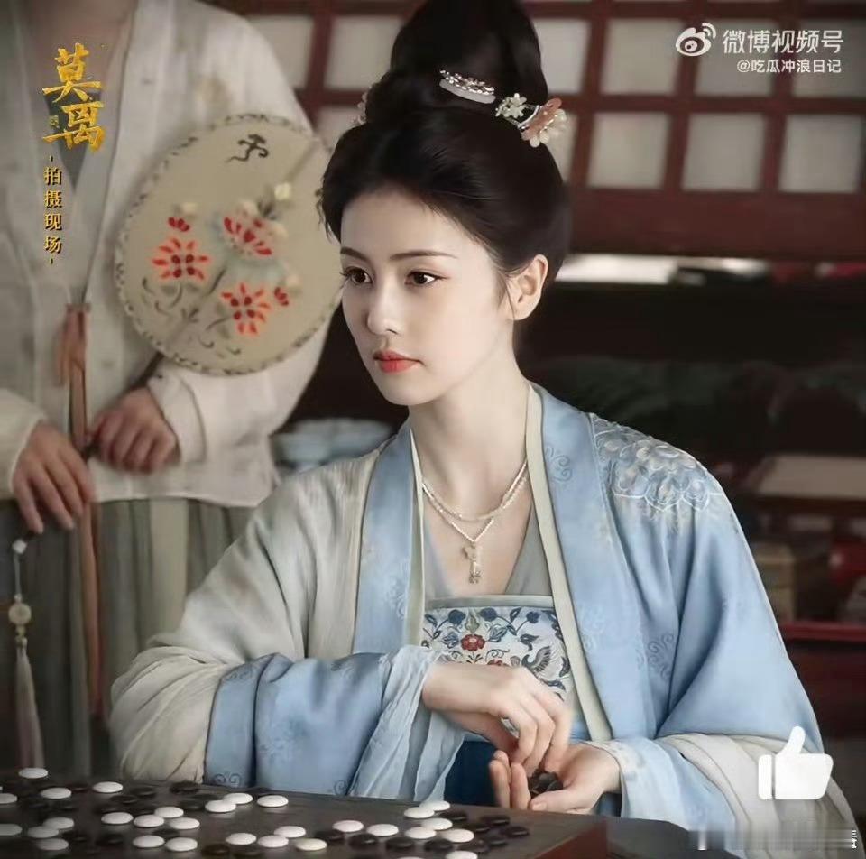 说真的，白鹿就是要这样才好看，简单的造型就很大气很舒服。林玉芬 莫离妆造 ​​​