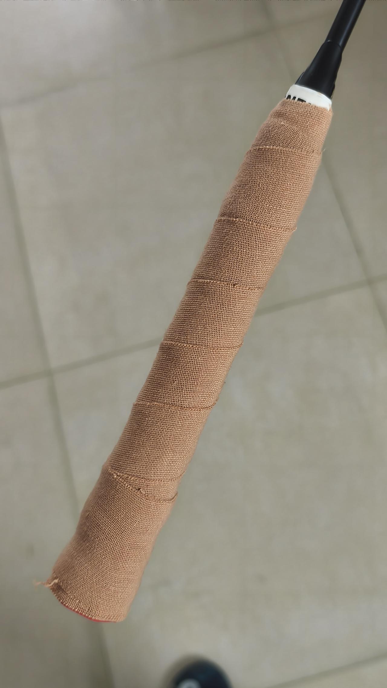 打羽毛球汗手用涩胶，干手用粘胶，实在巨汗的用毛巾胶。我是第三种，夏天有时汗能直接