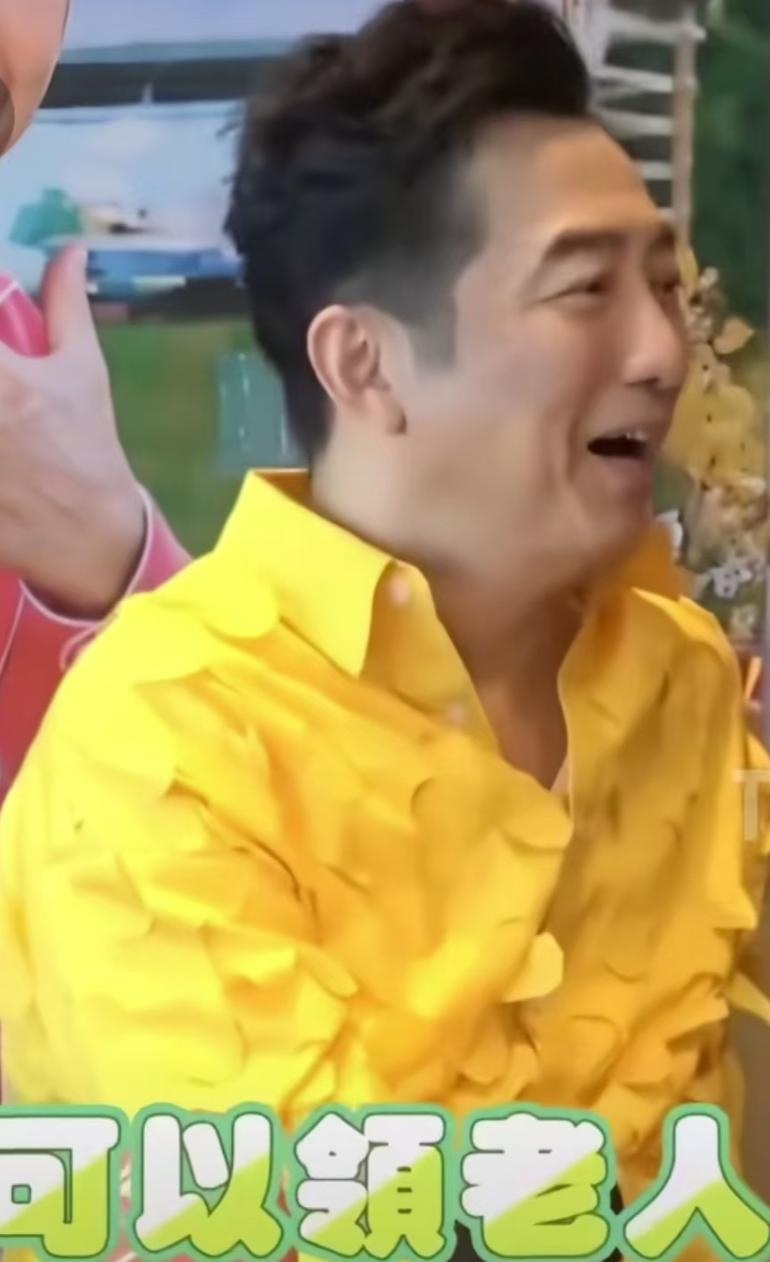 记者跟庾澄庆说：“你可以领老人卡了。”庾澄庆说：“我没有去领，我在逃避。要是用老